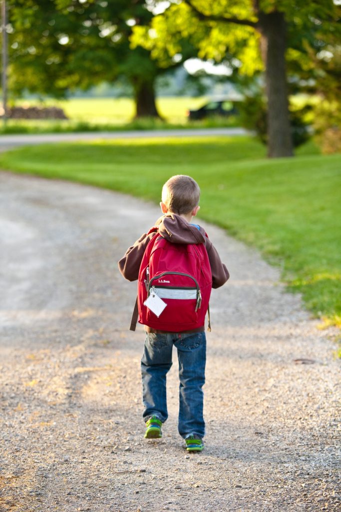 enfant allant à l'école